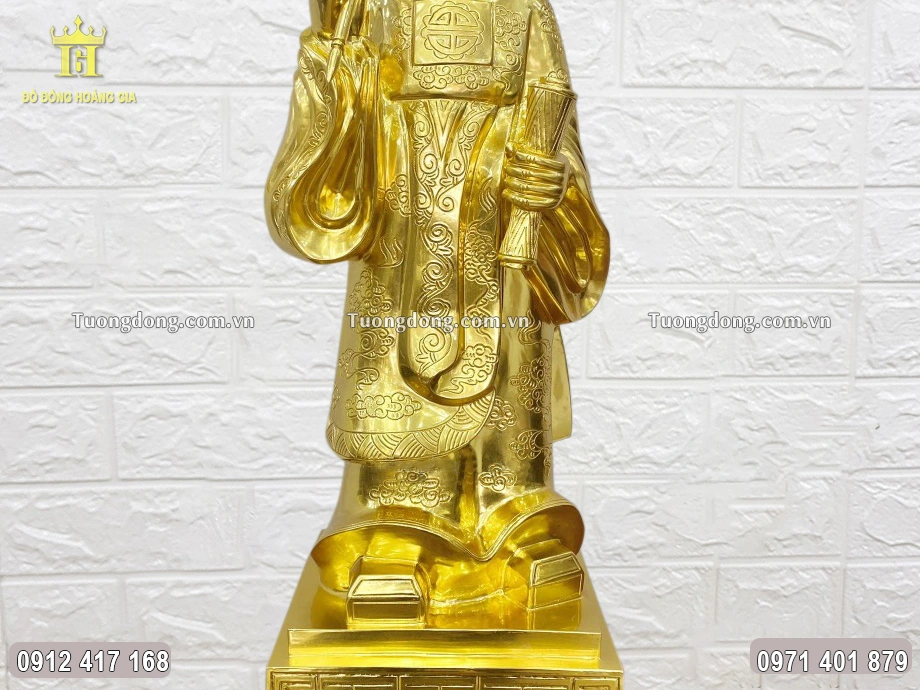Ông được đúc theo dáng đứng oai nghiêm